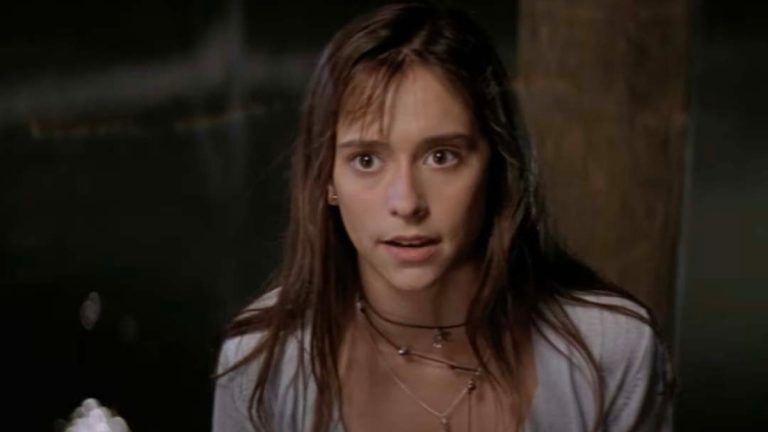 Jennifer Love Hewitt Reflects on the "Wildly Inappropriate" Comments She Got After Her Success in 'I Know What You Did Last Summer'